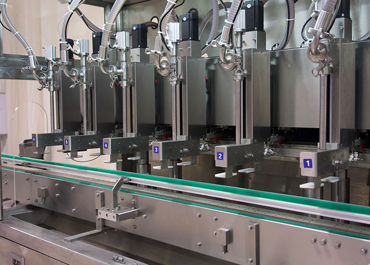 Máquina automática de enchimento de garrafas de líquido tipo movimento linear de 4-8 cabeçotes